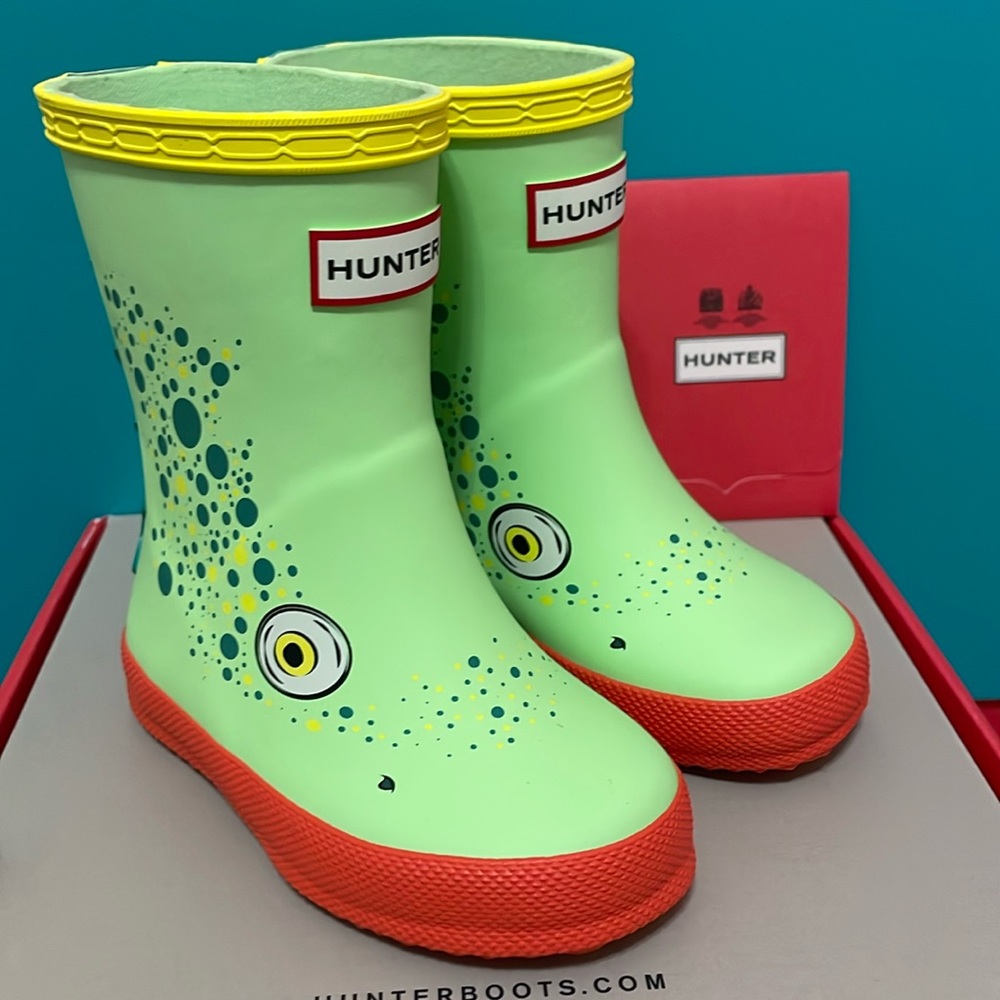Hunter NWT baby boy or girl size 5 green chameleon character rain boots!